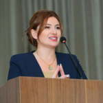 Qızları ilə birgə özünü binadan atan qadına cəza verilmədi