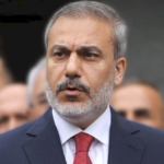 Çadra geyinən kişinin hiyləgər planı diqqətli sürücü sayəsində pozuldu